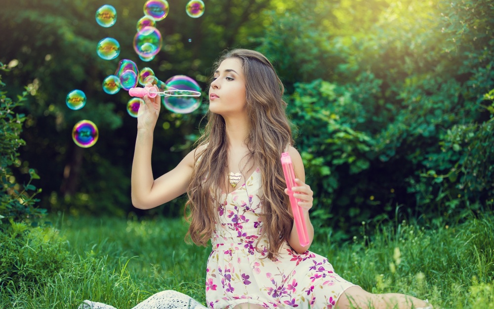 girl-nature-bubbles-mood